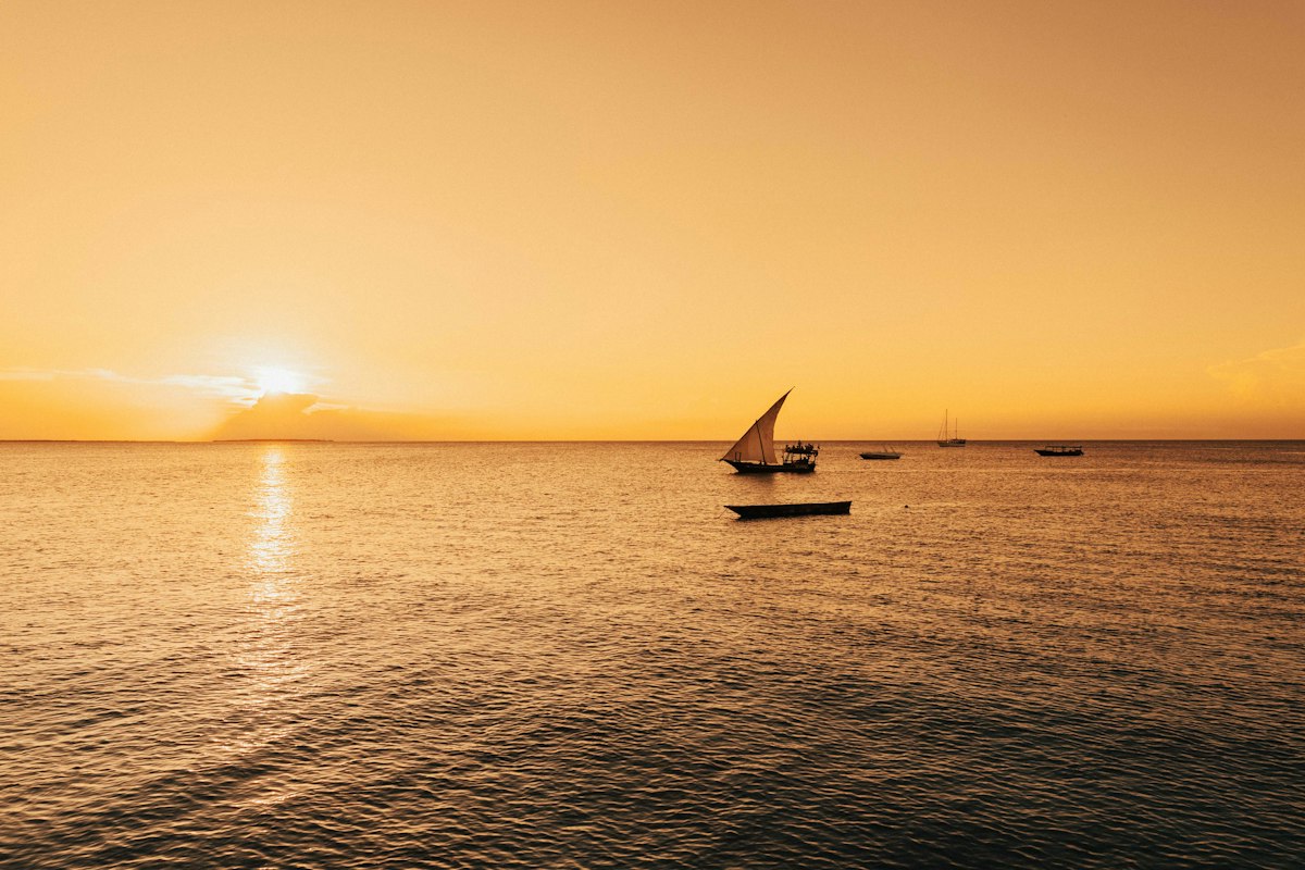 DHOW SAILING & SNORKELING